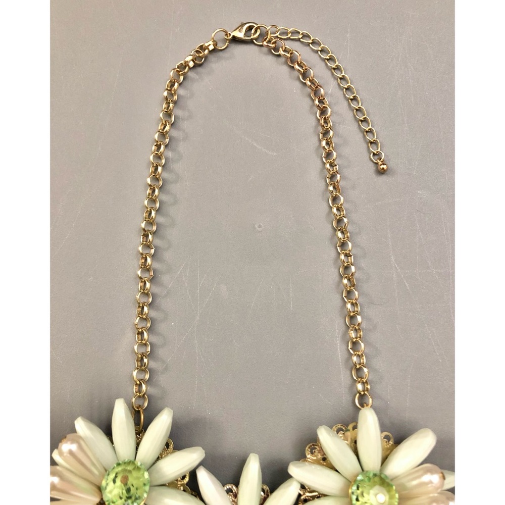 💜 2/$25 Flower Statement Necklace - Picture 6 of 9
